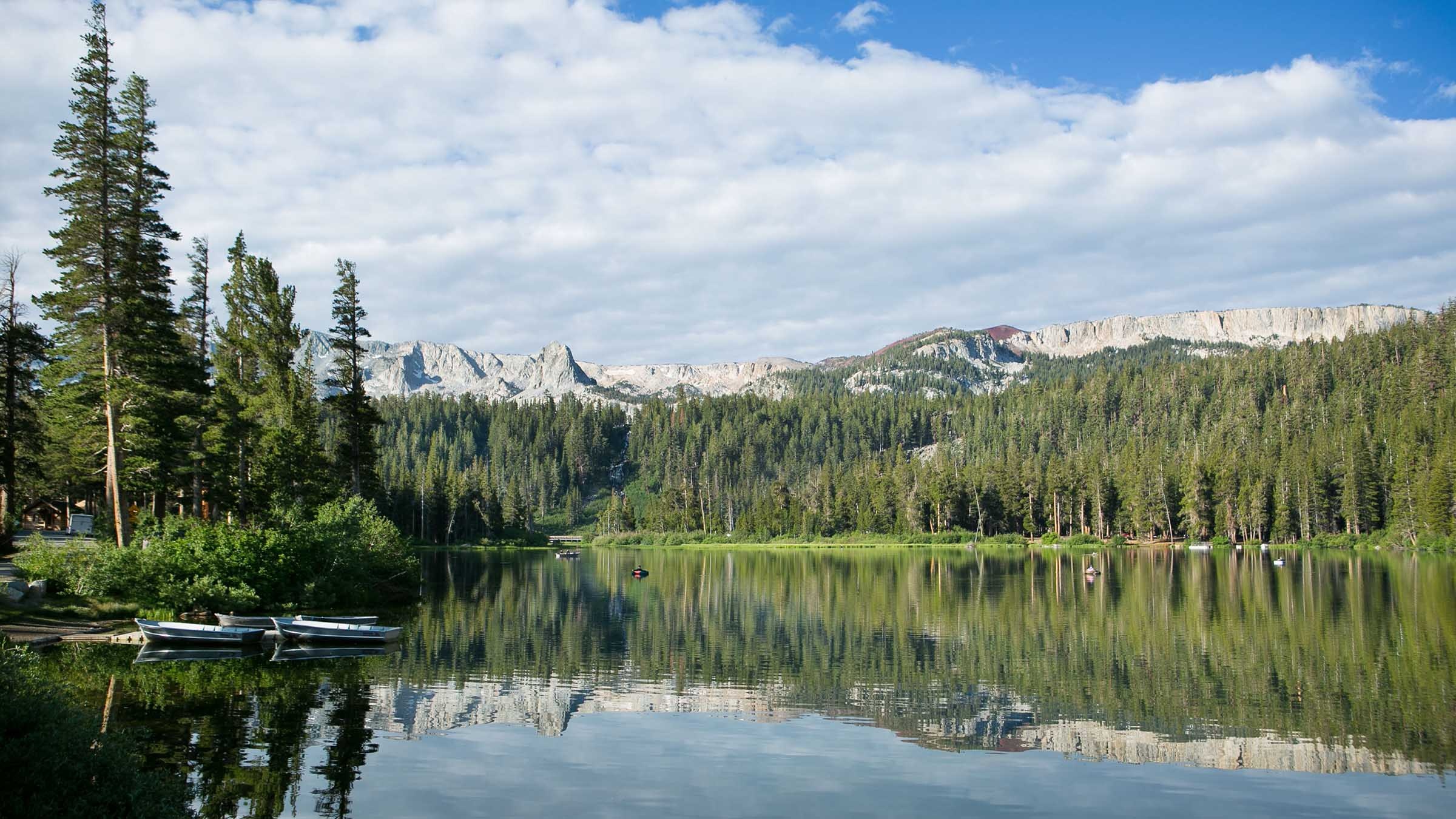 Twin Lakes and forested mountain scenery in summer at Tamarack Lodge & Resort, Mammoth Lakes, USA