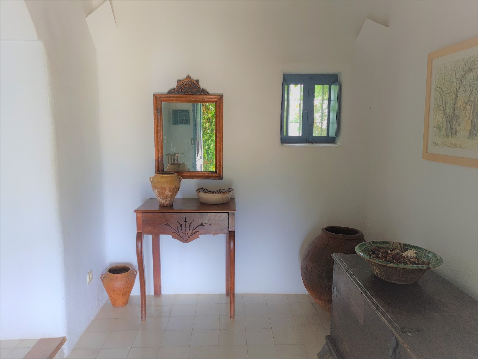 Traditional entrance hall at Las Chimeneas with framed art and timber furniture