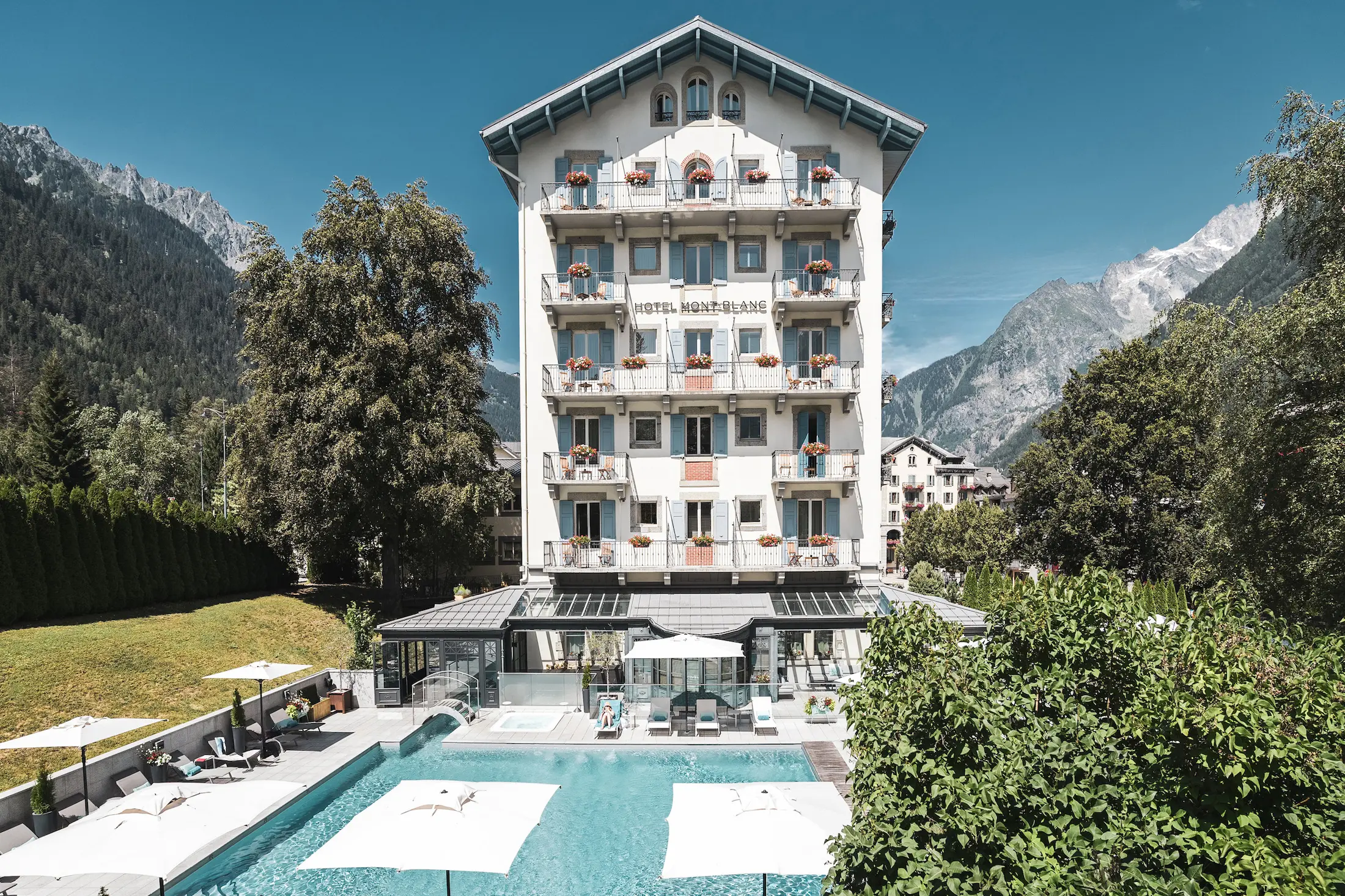 Hôtel Mont-Blanc beside its pool with the Chamonix mountains
