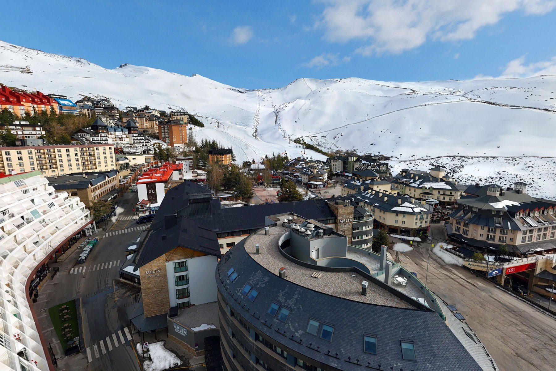 Meliá Sol y Nieve entrance and curved facade in Pradollano