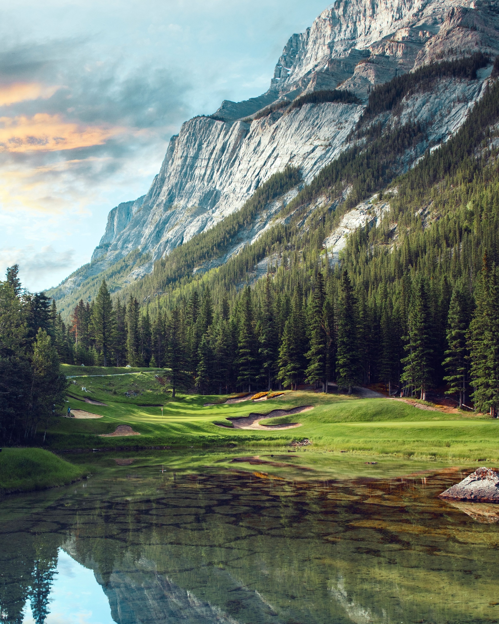 Mountain and water scenery on the Banff Springs golf course