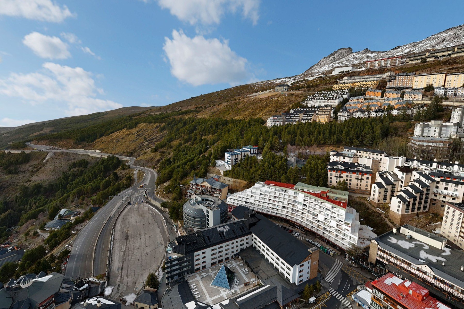 Meliá Sol y Nieve and Pradollano buildings beneath snowy slopes