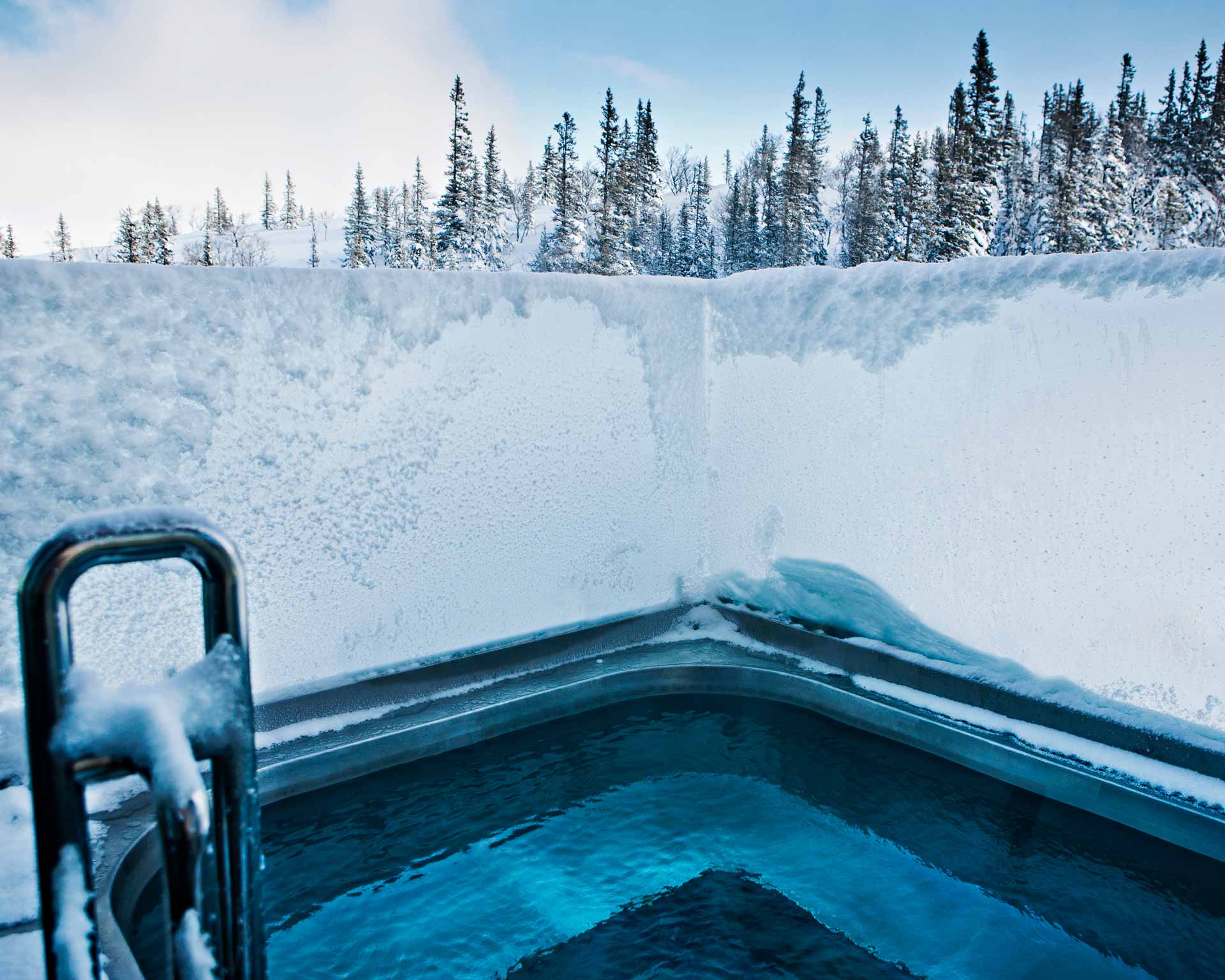 Outdoor spa pool at Copperhill Mountain Lodge, Åre, Sweden