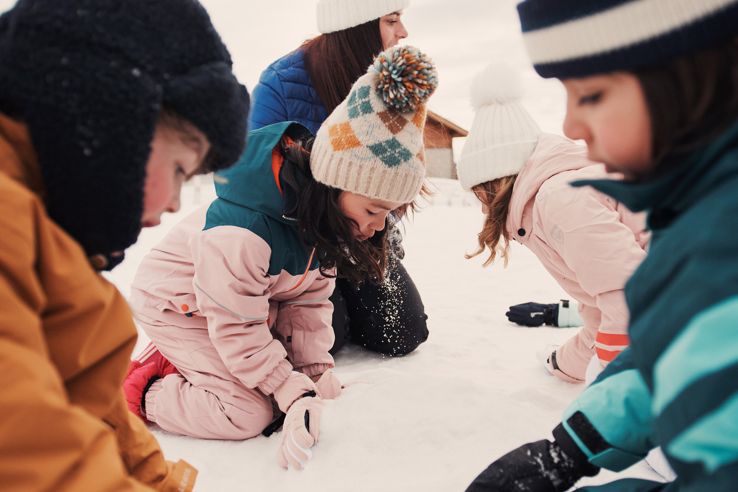 Children and adults playing together in the snow, from Club Med Québec Charlevoix family activities