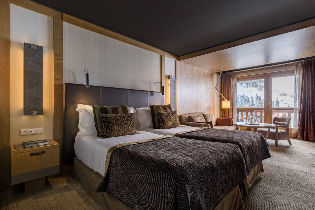 A Junior Suite Deluxe bedroom at Sport Hotel Hermitage & Spa, with a mountain view, Soldeu, Andorra