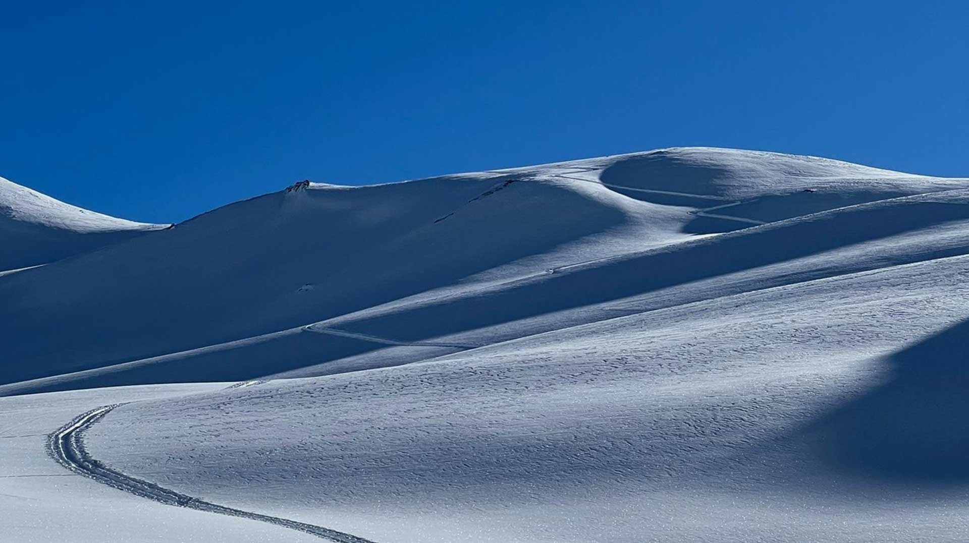 Snowy ski slope landscape (homepage header) at Les Barmes de l'Ours, Val d'Isère, France
